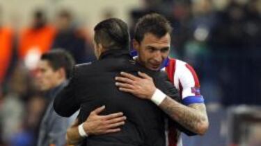 Simeone abraza a Mandzukic