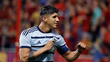 Alan Pulido salary and contract details