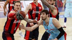 GRAF4952. VITORIA, 04/02/2018.- El p&iacute;vot croata del FC Barcelona Lassa Ante Tomic (d), y el escolta let&oacute;n del Baskonia Janis Timma, en una jugada del partido correspondiente a la 19&ordf; jornada de la Liga Endesa de baloncesto, disputado hoy en el pabell&oacute;n Fernando Buesa de Vitoria. EFE/David Aguilar