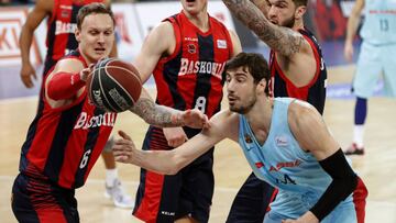 GRAF4952. VITORIA, 04/02/2018.- El pívot croata del FC Barcelona Lassa Ante Tomic (d), y el escolta letón del Baskonia Janis Timma, en una jugada del partido correspondiente a la 19ª jornada de la Liga Endesa de baloncesto, disputado hoy en el pabellón Fernando Buesa de Vitoria. EFE/David Aguilar