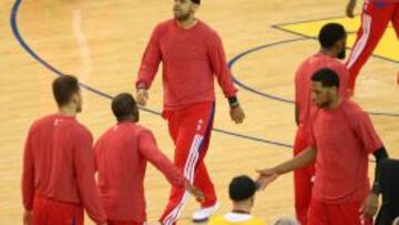 Los jugadores calientan sin mostrar el logo de Clippers