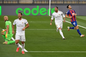 El jugador del Real Madrid, Sergio Ramos, celebra el 2-0 al Eibar. 