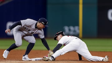 Cleveland (United States), 19/10/2024.- Cleveland Guardians Steven Kwan (R) steals second base against New York Yankees second baseman Gleyber Torres (L) in the third inning of the Major League Baseball (MLB) American League Championship Series playoff game four between the New York Yankees and the Cleveland Guardians in Cleveland, Ohio, USA, 18 October 2024. The winner of the best-of-seven games National League Championship Series will face the American League Championship Series winner in the World Series. (Liga de Campeones, Nueva York) EFE/EPA/DAVID MAXWELL