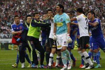 El 21-10-2012, Colo Colo derrot&oacute; 1-0 a la U en el Monumental, con gol de Carlos Mu&ntilde;oz. Tras el partido, el arquero Francisco Prieto se burl&oacute; de la barra azul Los de Abajo. Ese gesto enoj&oacute; a Johnny Herrera, quien corri&oacute; todo el campo para increpar al golero albo. Ambos fueron expulsados despu&eacute;s del partido, junto a Gonzalo Fierro.