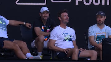 El equipo de Alcaraz, con Juan Carlos Ferrero a la cabeza, durante su partido de exhibición contra Popyrin.