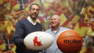 BALONCESTO Y RUGBY. Juan Antonio Orenga, nuevo seleccionador de baloncesto, y Bryce Bevin, que ha vuelto a coger las riendas del rugby, intercambiaron balones.