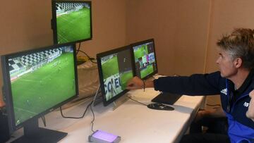 The VAR will begin to be used during the semifinals and finals of the 2017 Libertadores and Sudamericana Cups. / AFP PHOTO / NORBERTO DUARTE