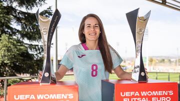 Peque, con las Eurocopas ganadas por la Selección, en la Ciudad del Fútbol de Las Rozas.