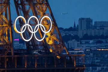 Los aros olímpicos, en la Torre Eiffel. 
