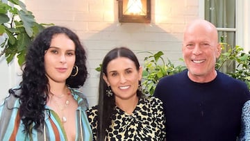 La hija de mayor de Demi Moore y Bruce Willis, Rumer Willis, ha anunciado que está embarazada y espera su primer bebé con Derek Richard Thomas.