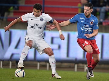 Futbolista brasileño que juega como defensa central y su equipo actual es el París Saint-Germain