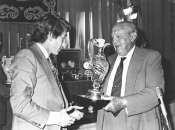 Velázquez recibiendo un trofeo de manos de Santiago Bernabéu