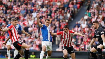 BILBAO, 11/05/2025.- El centrocampista del Alavés, Ander Guevara (c), disputa el balón ante los defensores del Athletic Club, Vivian (d) y Yerai, durante el encuentro correspondiente a la jornada 35 de Laliga EA Sports que disputan hoy domingo Athletic Club y Alavés en el estadio de San Mamés, en Bilbao. EFE / Miguel Toña.