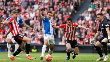 BILBAO, 11/05/2025.- El centrocampista del Alavés, Ander Guevara (c), disputa el balón ante los defensores del Athletic Club, Vivian (d) y Yerai, durante el encuentro correspondiente a la jornada 35 de Laliga EA Sports que disputan hoy domingo Athletic Club y Alavés en el estadio de San Mamés, en Bilbao. EFE / Miguel Toña.