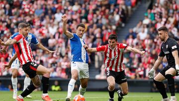 BILBAO, 11/05/2025.- El centrocampista del Alavés, Ander Guevara (c), disputa el balón ante los defensores del Athletic Club, Vivian (d) y Yerai, durante el encuentro correspondiente a la jornada 35 de Laliga EA Sports que disputan hoy domingo Athletic Club y Alavés en el estadio de San Mamés, en Bilbao. EFE / Miguel Toña.