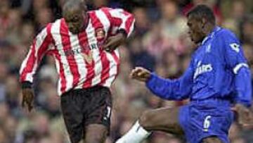 <b>CONTENTO EN LONDRES. </b>Marcel Desailly y Patrick Mboma durante un partido de la Premier League entre el Chelsea y el Sunderland.