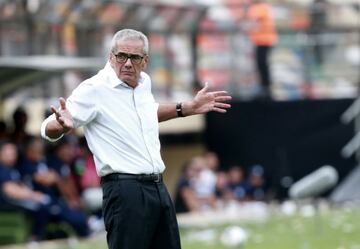 Gregorio P&eacute;rez dirigi&oacute; a Universitario entre diciembre del 2019 y marzo del 2020. Dej&oacute; al equipo encaminado al t&iacute;tulo de la Fase 1 de la Liga 1 2020. Ferrari ha dicho que puede volver. 