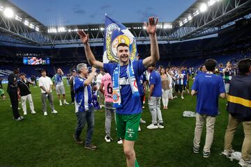 Jugadores y aficionados pericos celebran el ascenso a Primera División. En la imagen, el guardameta del Espanyol, Joan García.