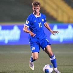 El dardo de Steve Cherundolo a El Salvador por Nathan Ordaz