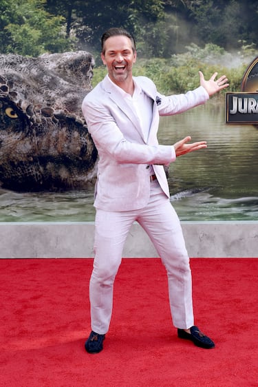Nick Kosir posa en la alfombra roja de 'Jurassic World: El renacer' en el Lincoln Center, Nueva York.