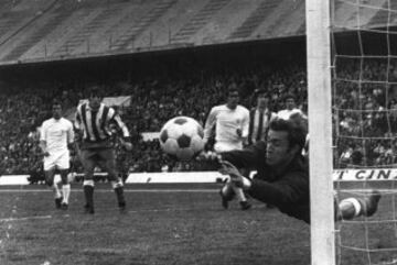 15 de marzo de 1970. Marcaron dos goles Luis Aragonés y Gárate. Rodri despeja el balón.