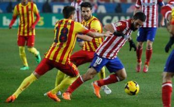 Arda Turan entre Jordi Alba y Fàbregas.