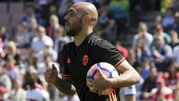 GRA089. GRANADA (ANDALUC&Iacute;A), 09/04/2017.- El delantero italiano del Valencia Simone Zaza celebra su segundo gol marcado ante el Granada durante el partido correspondiente a la trig&eacute;simo primera jornada de LaLiga Santander disputado hoy en el estadio de Los C&aacute;rmenes. EFE/Pepe Torres