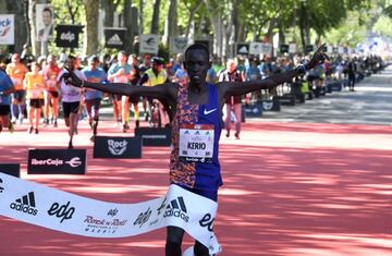 El atleta keniano Reuben Kerio entra en meta como ganador de la Maratón masculina en el Paseo de la Castellana de Madrid con 2h08:18.