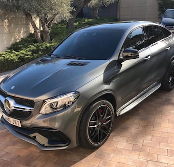 Cualquier deportivo o vehículo de lujo que se nos pueda pasar por la cabeza lo tiene Cristiano Ronaldo, y es que el portugués no deja escapar ninguna oportunidad para ampliar su colección. En 2016 adquirió este Mercedes Benz AMG GLE 63 por unos 140.000 euros, un regalo que decidió hacerse por Navidad.