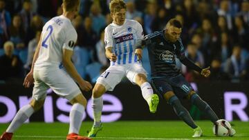 Celta Vigo&#039;s forward Iago Aspas (R) kicks the ball to score a goal beside Genk&#039;s Finnish defender Jere Uronen (C) during the UEFA Europa League quarter final 1st leg football match at the Balaidos stadium in Vigo, on April 13, 2017. / AFP PHOTO / MIGUEL RIOPA