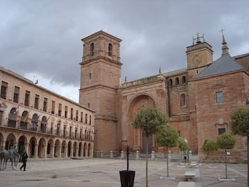 La historia se palpa en cada una de las calles de esta localidad de Ciudad Real. Su plaza mayor aglutina un conjunto arquitect¨®nico espectacular que se completan con palacios e iglesias en calles cercanas. Adem¨¢s, en las afueras de este pueblo podemos encontrar yacimientos arqueol¨®gicas que muestran la importancia del lugar en el pasado.