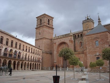 La historia se palpa en cada una de las calles de esta localidad de Ciudad Real. Su plaza mayor aglutina un conjunto arquitectónico espectacular que se completan con palacios e iglesias en calles cercanas. Además, en las afueras de este pueblo podemos encontrar yacimientos arqueológicas que muestran la importancia del lugar en el pasado.