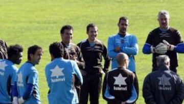 <b>OPTIMISTAS. </b>Luis García y su cuerpo técnico, con los jugadores en un entrenamiento de la plantilla.