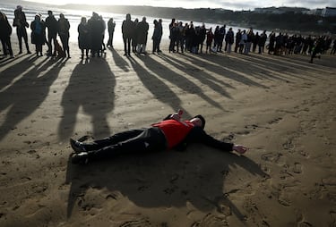 En la playa de Scarborough, Inglaterra, se ha jugado un Boxing Day diferente, a falta de partidos de la Premier League (solo se jugó el Manchester United-Newcastle). Bomberos y pescadores de la zona jugaron un divertido partido en playa ataviados con accesorios navideños para celebrar uno de los días más especiales de fútbol inglés.