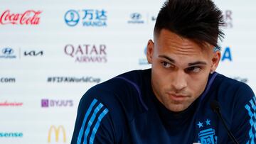 DOHA, 25/11/2022.- El delantero de la selección argentina, Lautaro Martínez durante la rueda de prensa del equipo este viernes en el centro de prensa de Doha, Catar con motivo del partido contra México correspondiente a la segunda jornada de la fase de grupos del Mundial de Qatar 2022 que se disputará mañana. EFE/ José Méndez