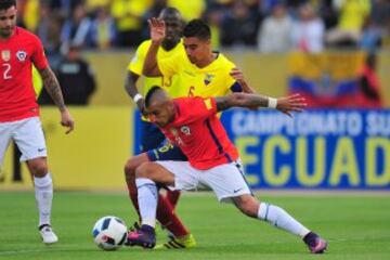 Arturo Vidal ante la marca de Cristian Noboa.