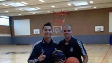 Cristiano se relaja jugando al baloncesto con Pepe