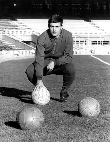 Jugó en el Barcelona entre 1969 y 1971. Defendió la camiseta del sevilla 1971-72.