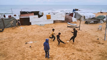 Ni?os palestinos desplazados juegan al ftbol en un campamento improvisado en Deir al-Balah, una ciudad palestina situada en el centro de la Franja de Gaza.