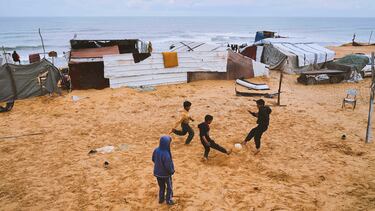 Niños palestinos desplazados juegan al fútbol en un campamento improvisado en Deir al-Balah, una ciudad palestina situada en el centro de la Franja de Gaza.