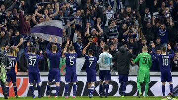 Football Soccer - RSC Anderlecht v Zenit St. Petersburg - UEFA Europa League Round of 32 First Leg - Constant Vanden Stock Stadium, Brussels, Belgium - 16/2/17 Anderlecht's players react after match. REUTERS/Eric Vidal