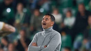 ELCHE, SPAIN - NOVEMBER 08: Miguel Angel Sanchez, Manager of Girona FC looks on during the LaLiga Santander match between Elche CF and Girona FC at Estadio Manuel Martinez Valero on November 08, 2022 in Elche, Spain. (Photo by Francisco Macia/Quality Sport Images/Getty Images)