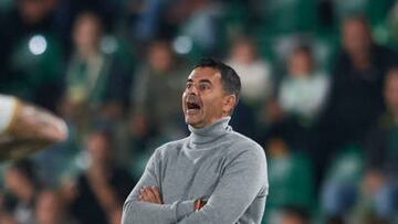 ELCHE, SPAIN - NOVEMBER 08: Miguel Angel Sanchez, Manager   of Girona FC looks on during the LaLiga Santander match between Elche CF and Girona FC at Estadio Manuel Martinez Valero on November 08, 2022 in Elche, Spain. (Photo by Francisco Macia/Quality Sport Images/Getty Images)