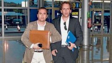 <b>LOS VEREMOS A MENUDO. </b>Los hermanos Seguí, ayer tras la reunión en el aeropuerto de Parayas.