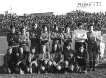 Equipo de la primera selección española de fútbol femenino posando en Udine en 1972, en su segundo partido contra Italia. Conchi es la que lleva el ramo.