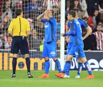 Los jugadores del Getafe se lamentan tras el penalti pitado por el árbitro Mateu Lahoz a favor del Athletic de Bilbao.