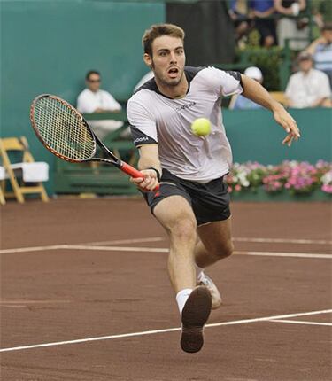 Un doblista volea en la tierra verde de EE.UU.