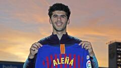 Ale&ntilde;&aacute; posa con su dorsal del primer equipo del Barcelona.