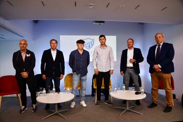 La camiseta es un homenaje al Málaga del mítico Juanito y está inspirada en la de la temporada 1988-89, en la que el de Fuengirola jugó. En la imagen, Movilla, Esteban Vigo, Ismael Díaz, Javier Gracia, Manolo Castillo y Antonio Méndez.