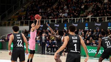 Adam Hanga lanza un triple en Trento.